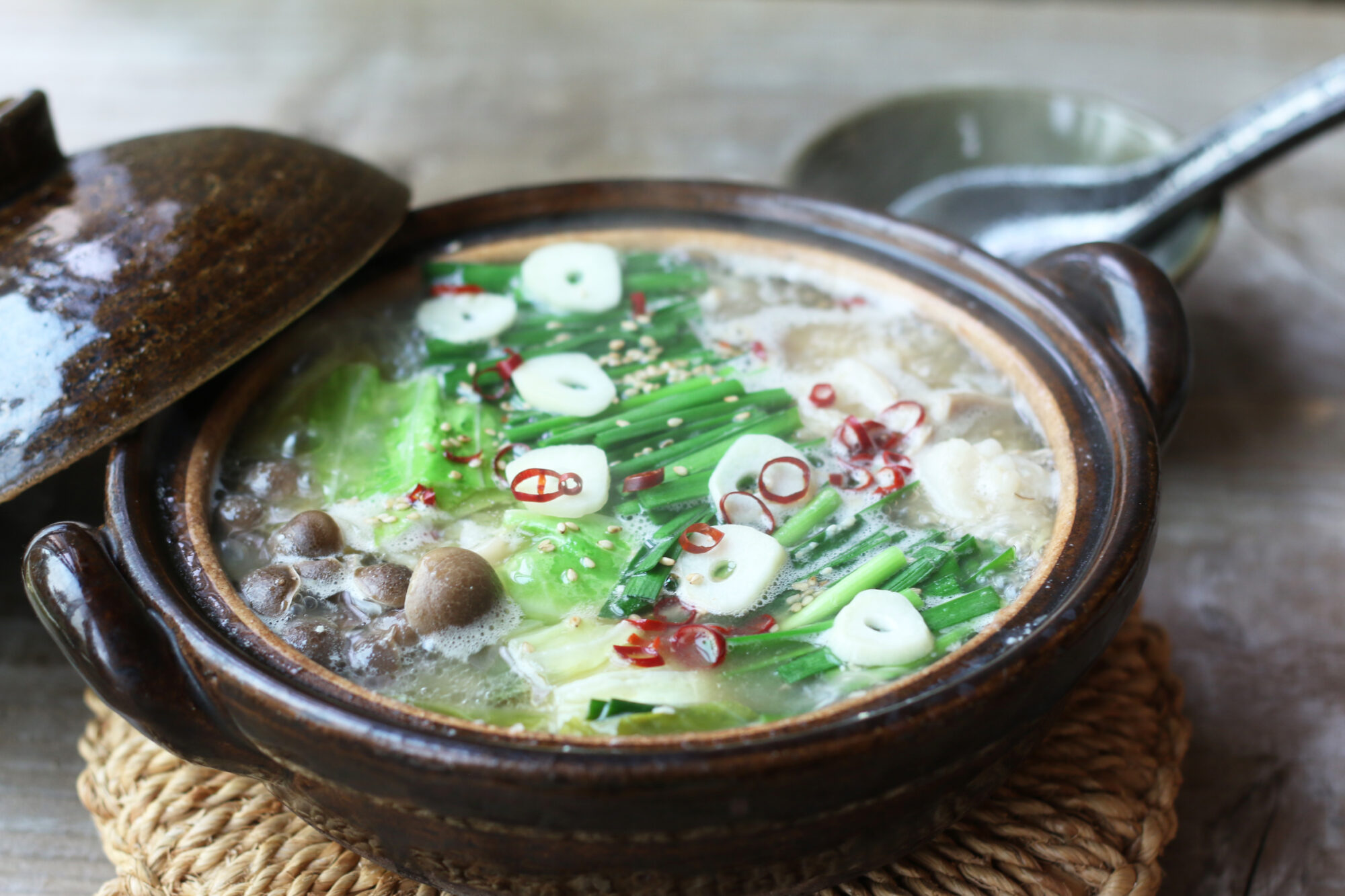 高千穂峡白だしとお味噌で♪お家でもつ鍋